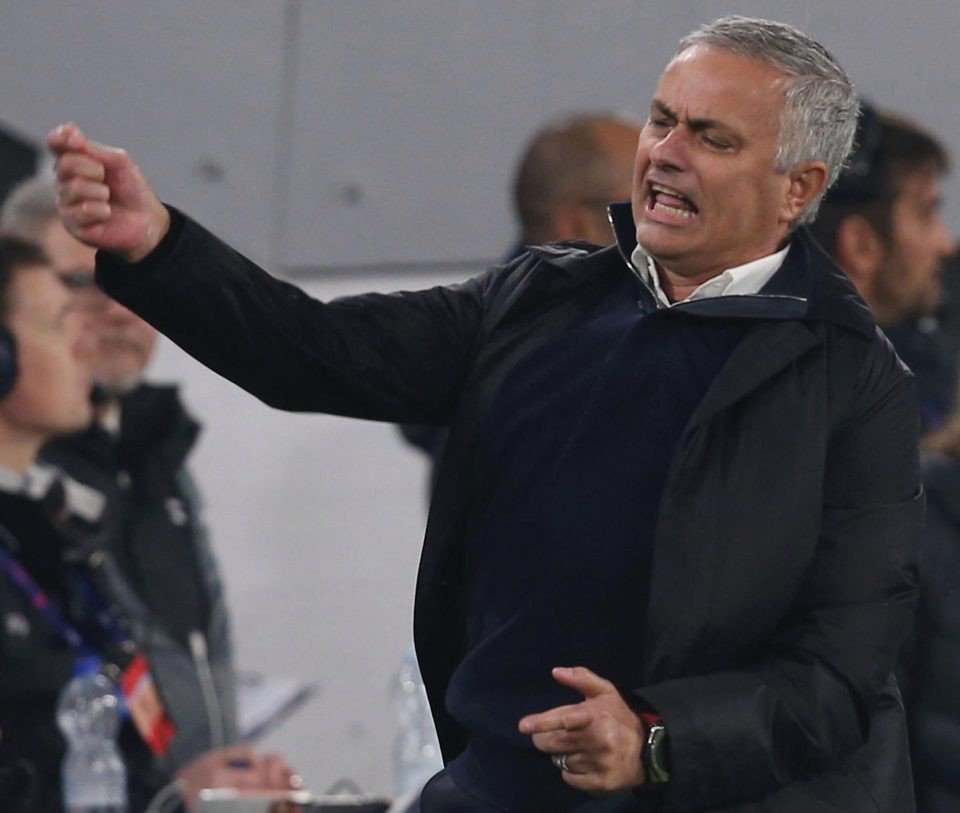 Mourinho lại ăn mừng màn ngược dòng của Man Utd đầy khiêu khích, khiến CĐV và cầu thủ Juventus nổi đoá - Ảnh 2.