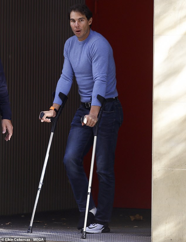 Nadal rời bệnh viện bằng cáng sau phẫu thuật mắt cá chân - Ảnh 1.