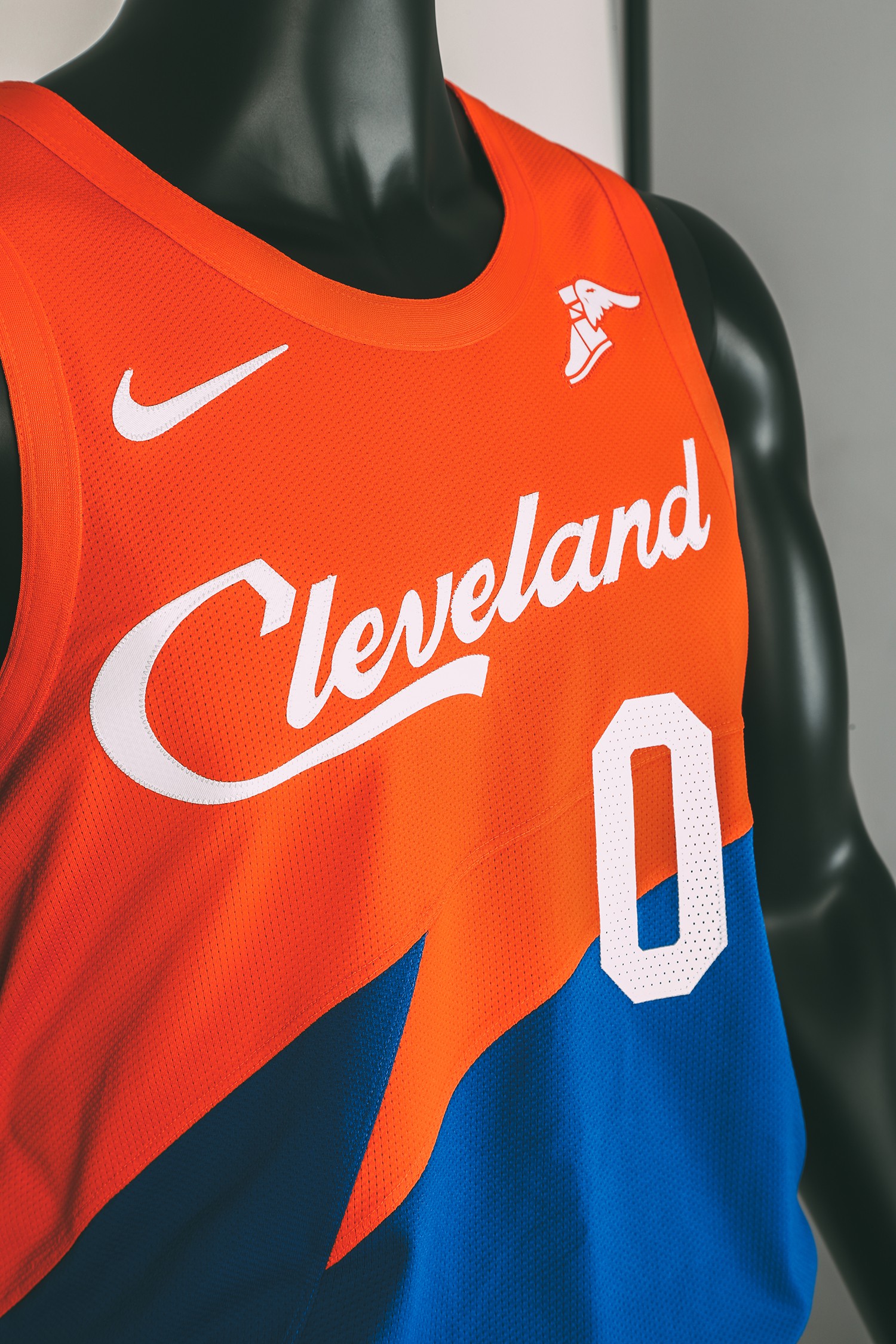 Cạn lời với phản ứng của cộng đồng mạng về đồng phục City Edition mới của Cleveland Cavaliers - Ảnh 3.