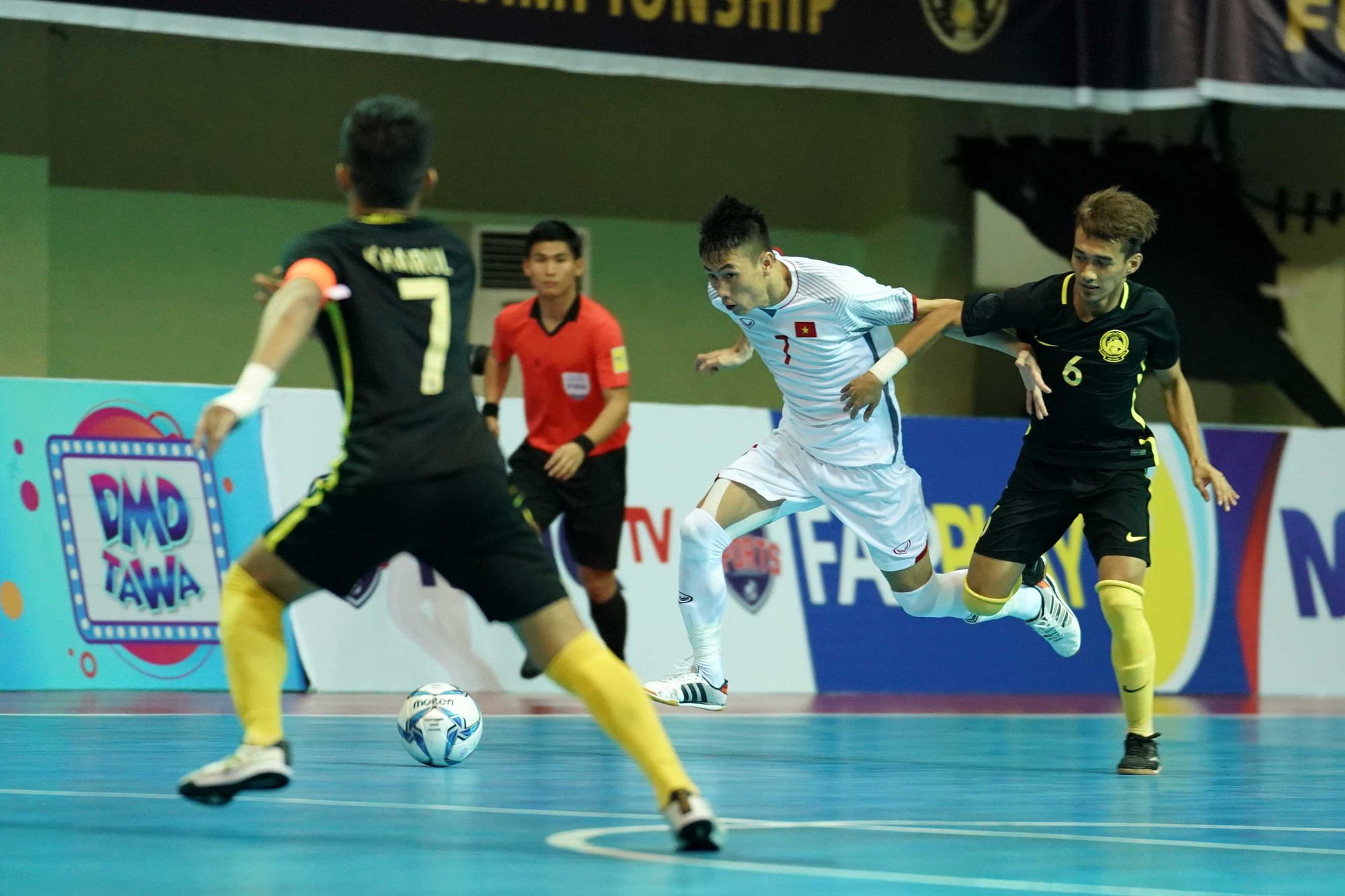 Futsal Việt Nam lại ngậm trái đắng trước Malaysia ở bán kết - Ảnh 1.