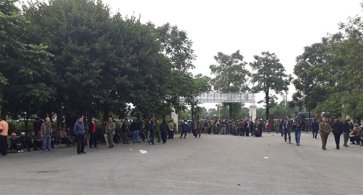Hàng trăm người bao vây trụ sở VFF đòi mua vé xem chung kết AFF Cup 2018 - Ảnh 15.