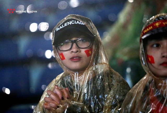Fan nữ xinh đẹp bất chấp mưa rét đến sân Hàng Đẫy cổ vũ thầy trò HLV Park Hang Seo - Ảnh 9.