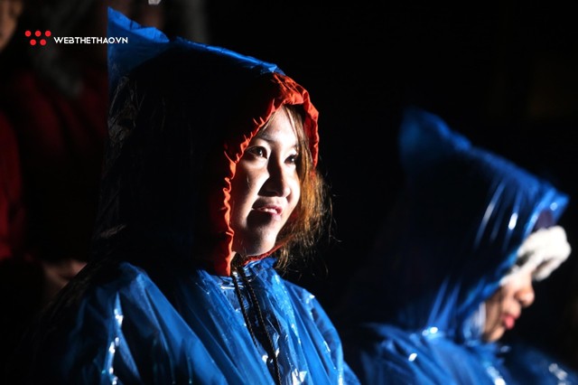 Fan nữ xinh đẹp bất chấp mưa rét đến sân Hàng Đẫy cổ vũ thầy trò HLV Park Hang Seo - Ảnh 6.