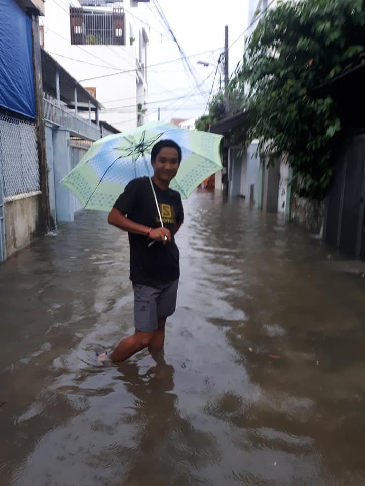 Cười bể bụng runner Đà Nẵng trổ tài bơi trong nhà ngập lụt - Ảnh 2.