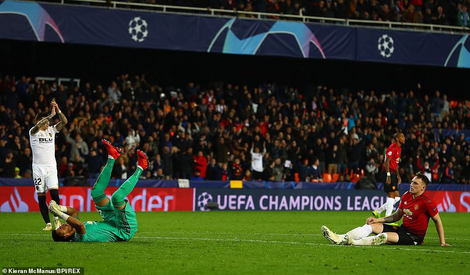 Chê bai học trò thậm tệ sau thất bại, HLV Mourinho chỉ đích danh 3 cái tên sốc đá chính trận Liverpool - Ảnh 3.