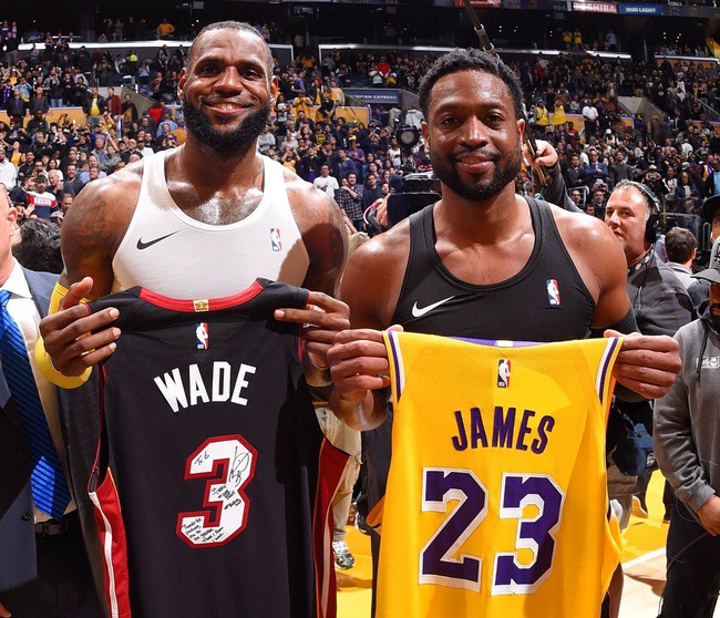 LeBron James và Dwyane Wade dạy Giannis Antetokounmpo thế nào là tình bạn - Ảnh 1.