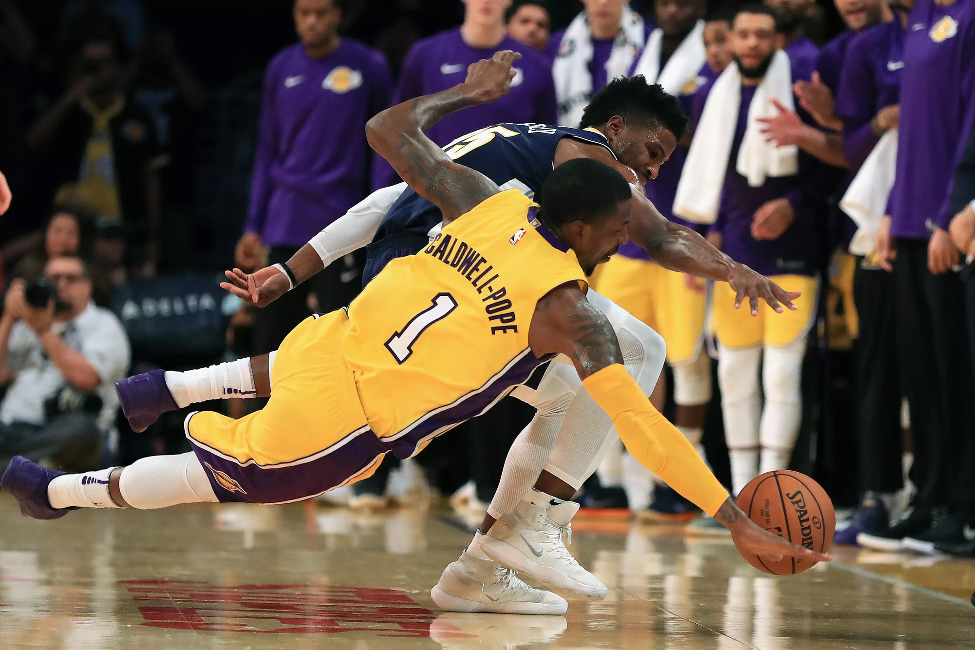 Houston Rockets tiếp tục mạnh tay trên thị trường, nhắm hậu vệ chuyên thủ và ném 3 của Los Angeles Lakers - Ảnh 1.