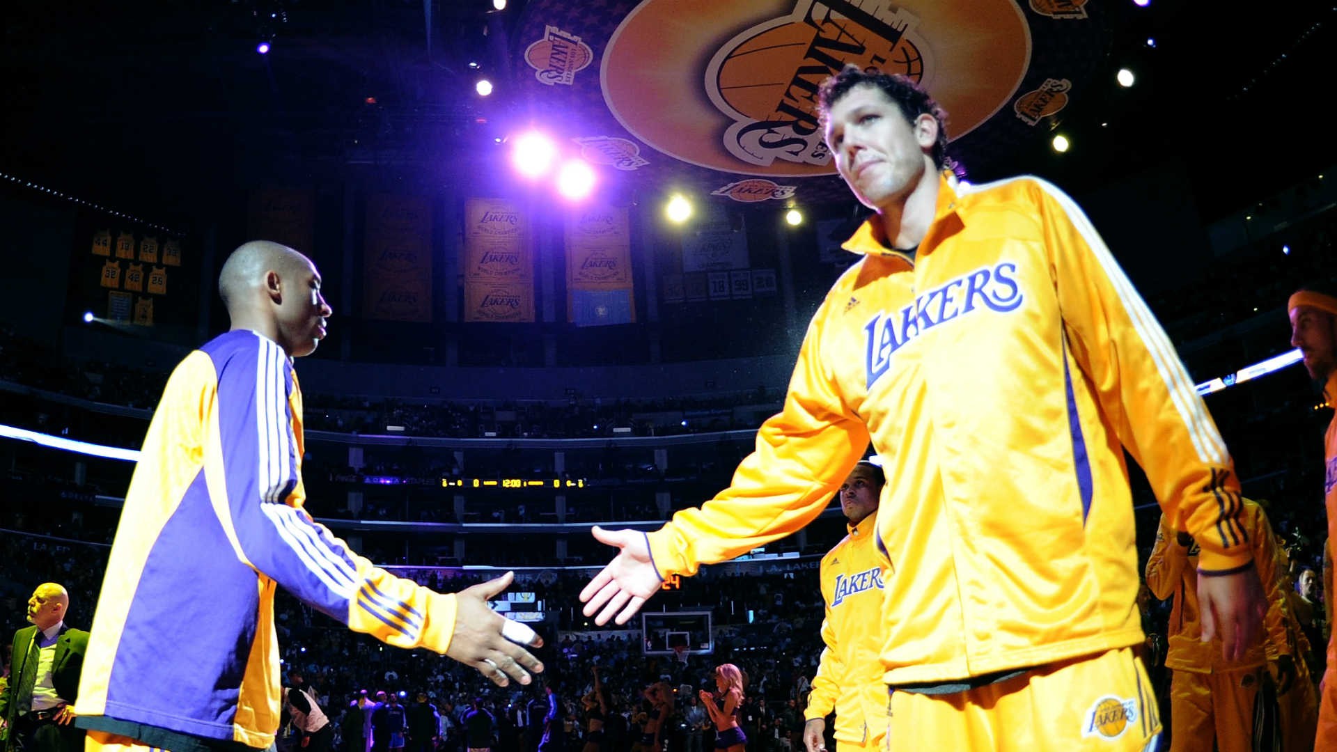 HLV LA Lakers tin rằng LeBron James là sự kết hợp giữa Kobe Bryant và Stephen Curry - Ảnh 1.