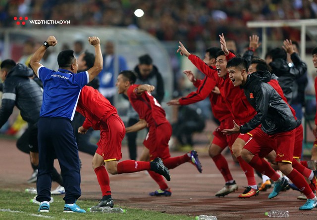 Nghẹn ngào khoảnh khắc thầy trò Park Hang Seo giải cơn khát vô địch AFF Cup kéo dài 10 năm của bóng đá Việt Nam - Ảnh 2.