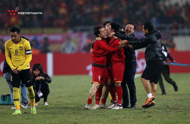 Nghẹn ngào khoảnh khắc thầy trò Park Hang Seo giải cơn khát vô địch AFF Cup kéo dài 10 năm của bóng đá Việt Nam - Ảnh 4.