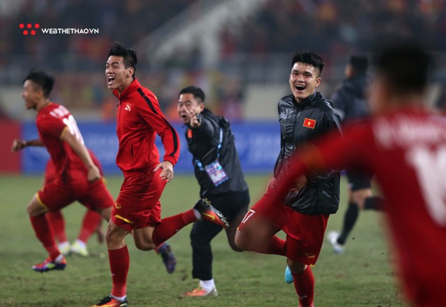Nghẹn ngào khoảnh khắc thầy trò Park Hang Seo giải cơn khát vô địch AFF Cup kéo dài 10 năm của bóng đá Việt Nam - Ảnh 3.
