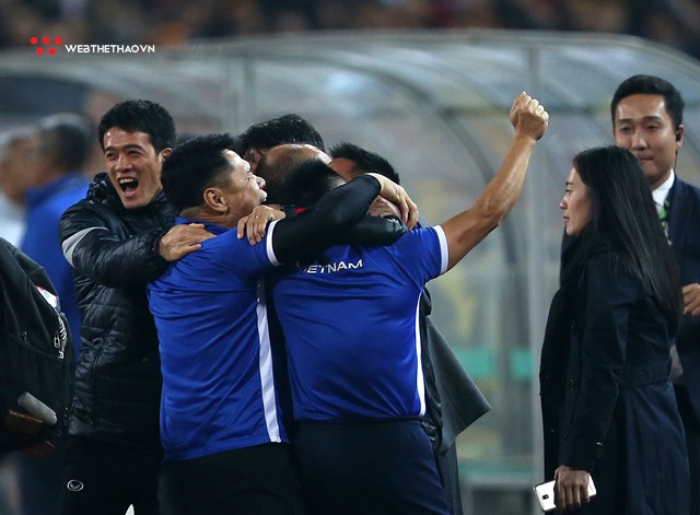Nghẹn ngào khoảnh khắc thầy trò Park Hang Seo giải cơn khát vô địch AFF Cup kéo dài 10 năm của bóng đá Việt Nam - Ảnh 6.
