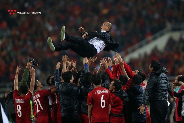Nghẹn ngào khoảnh khắc thầy trò Park Hang Seo giải cơn khát vô địch AFF Cup kéo dài 10 năm của bóng đá Việt Nam - Ảnh 7.