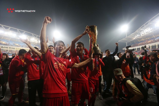 Nghẹn ngào khoảnh khắc thầy trò Park Hang Seo giải cơn khát vô địch AFF Cup kéo dài 10 năm của bóng đá Việt Nam - Ảnh 14.