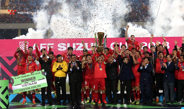 Nghẹn ngào khoảnh khắc thầy trò Park Hang Seo giải cơn khát vô địch AFF Cup kéo dài 10 năm của bóng đá Việt Nam - Ảnh 9.