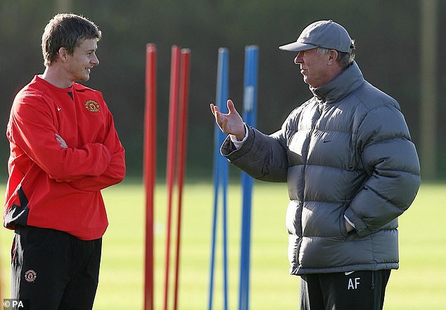 Solskjaer sẽ để Man Utd chơi phong cách xe buýt Mourinho” hay tấn công đẹp mắt? - Ảnh 8.