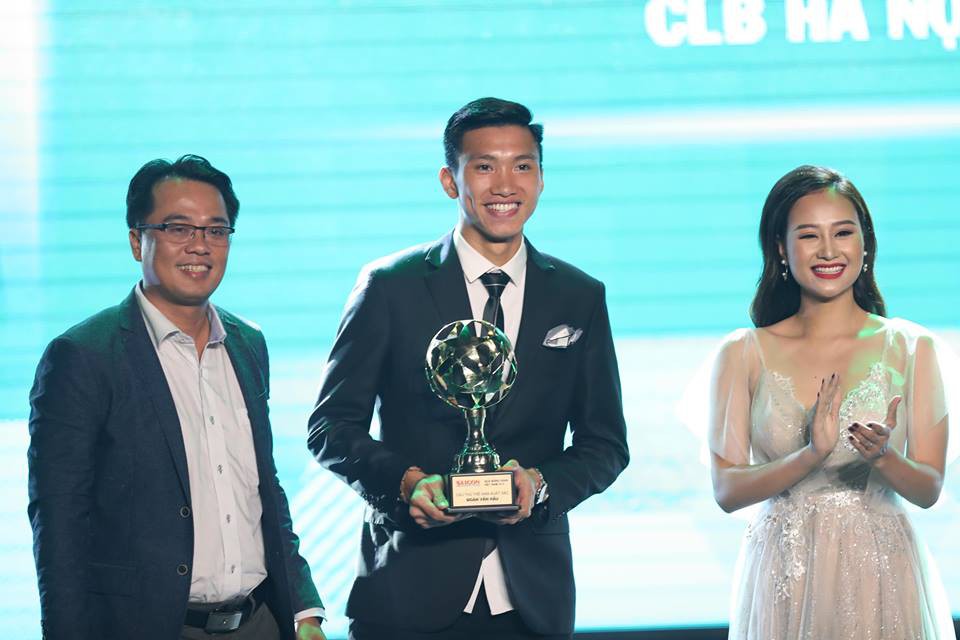 Quang Hải “bỏ trốn” sau khi nhận danh hiệu Quả bóng vàng Việt Nam 2018 - Ảnh 4.