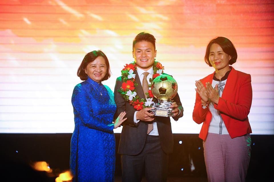 Vừa đoạt Quả bóng vàng 2018, Quang Hải được “mách bảo” ra nước ngoài thi đấu - Ảnh 2.