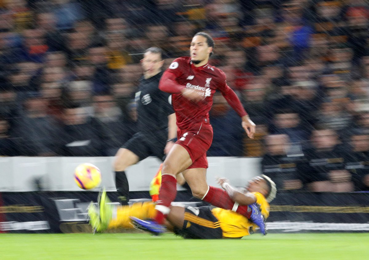 Đua tốc độ với “cầu thủ nhanh nhất Premier League, Van Dijk khiến CĐV phát cuồng - Ảnh 3.