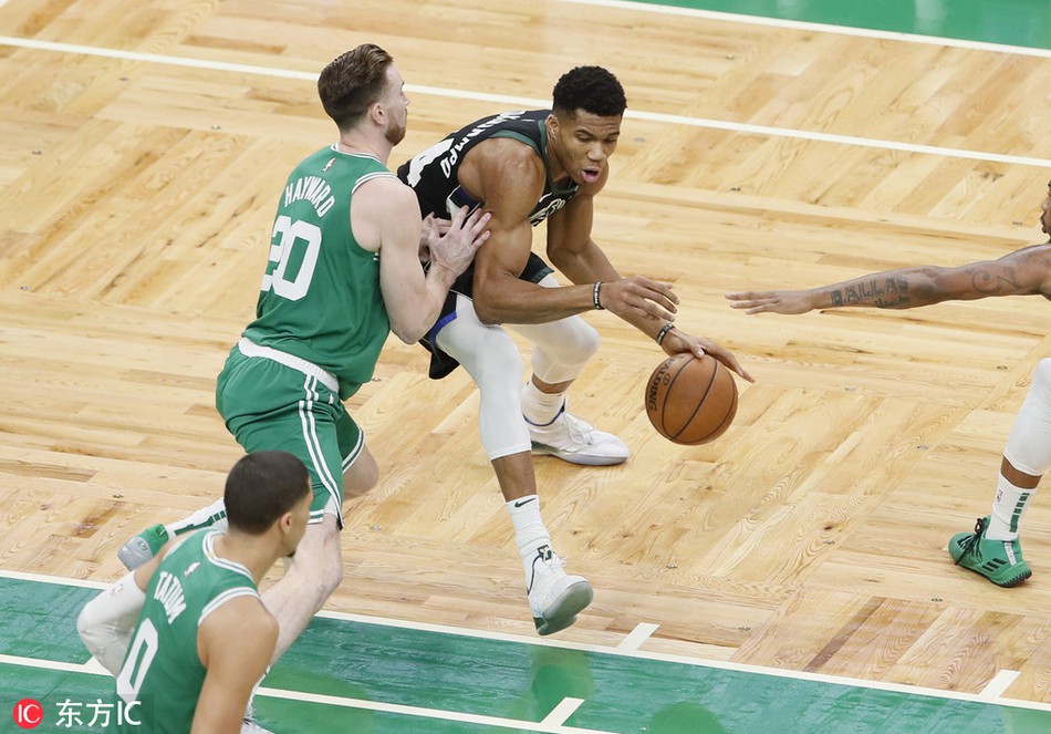 Tuân thủ công thức, Giannis Antetokounmpo dễ dàng đả bại Boston Celtics thiếu thể hình - Ảnh 2.