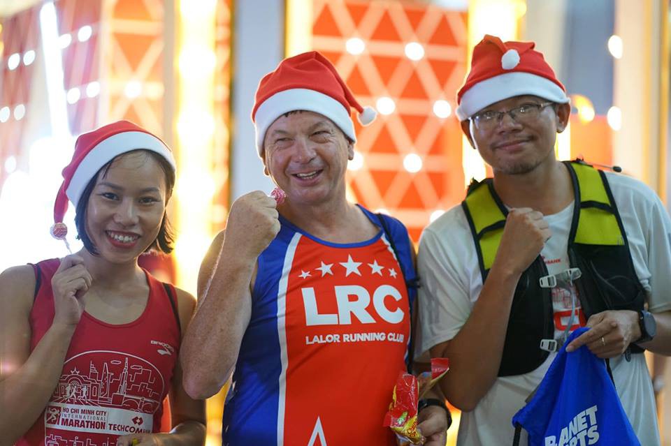 Dàn runner bà già Noel đỏ rực chạy phát quà cho trẻ em và người vô gia cư ở Sài Gòn - Ảnh 7.