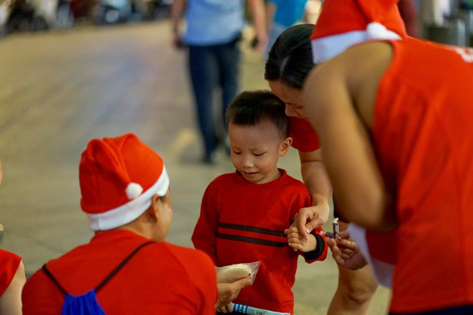 Dàn runner bà già Noel đỏ rực chạy phát quà cho trẻ em và người vô gia cư ở Sài Gòn - Ảnh 9.