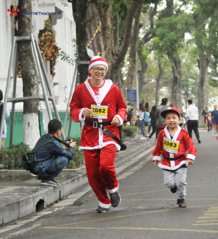 Nét đáng yêu của runner nhí trên Đường chạy Giáng sinh - Ảnh 3.