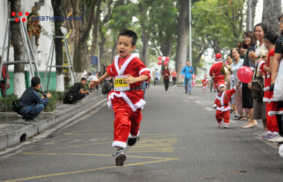 Nét đáng yêu của runner nhí trên Đường chạy Giáng sinh - Ảnh 7.