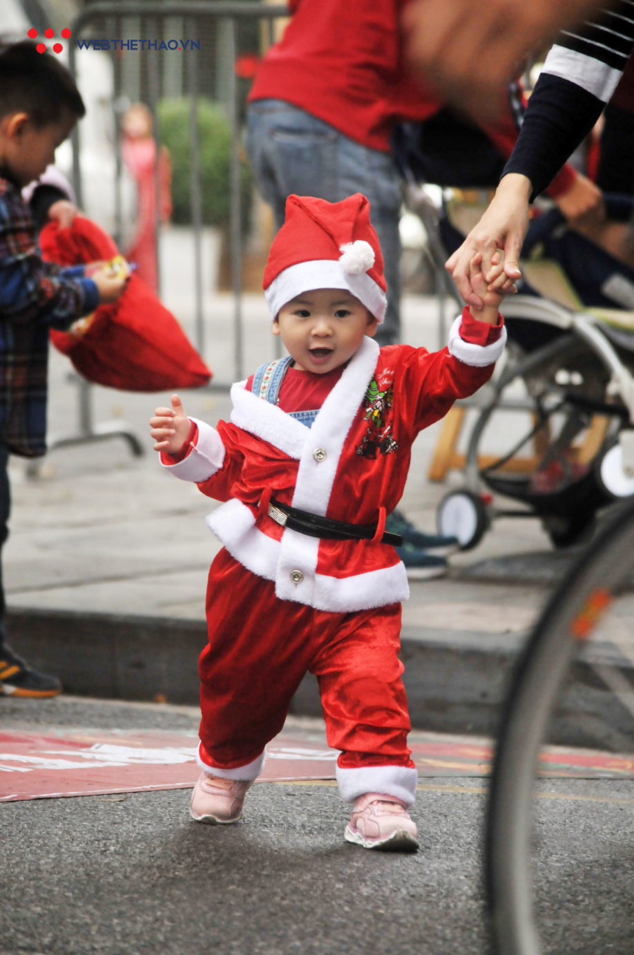Nét đáng yêu của runner nhí trên Đường chạy Giáng sinh - Ảnh 5.