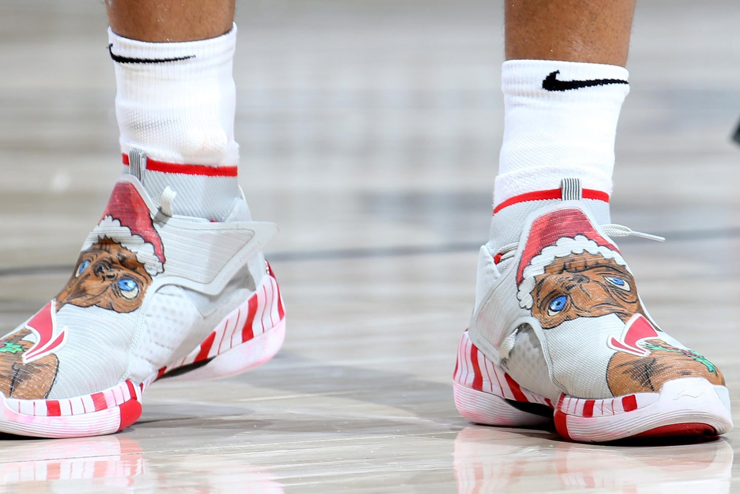 Top những mẫu giày đỉnh nhất đêm Giáng Sinh NBA: Nike LeBron thống trị kỳ lễ hội đầy sắc màu - Ảnh 9.