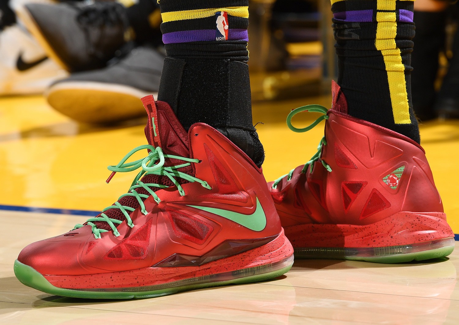 Top những mẫu giày đỉnh nhất đêm Giáng Sinh NBA: Nike LeBron thống trị kỳ lễ hội đầy sắc màu - Ảnh 4.