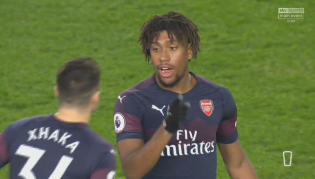 Khó tin việc Iwobi phải hỏi đồng đội Arsenal chơi … chiến thuật gì khi thay thế Ozil - Ảnh 3.