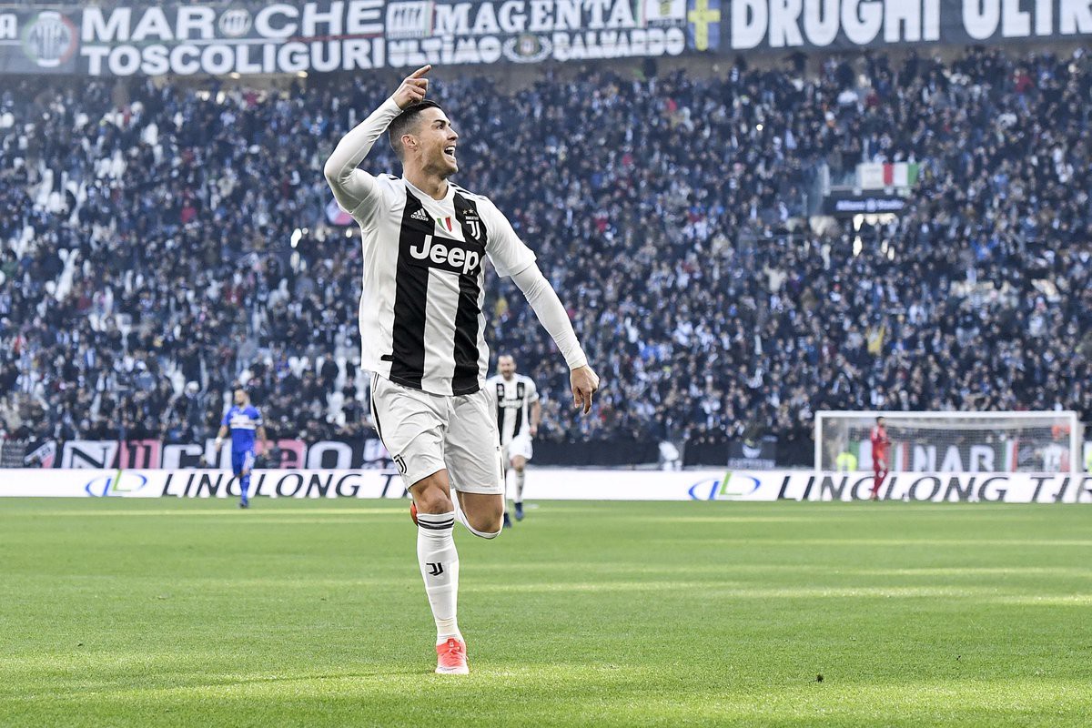 Cú đúp bàn thắng đưa Cristiano Ronaldo đi vào lịch sử khi Juventus đánh bại Sampdoria - Ảnh 1.