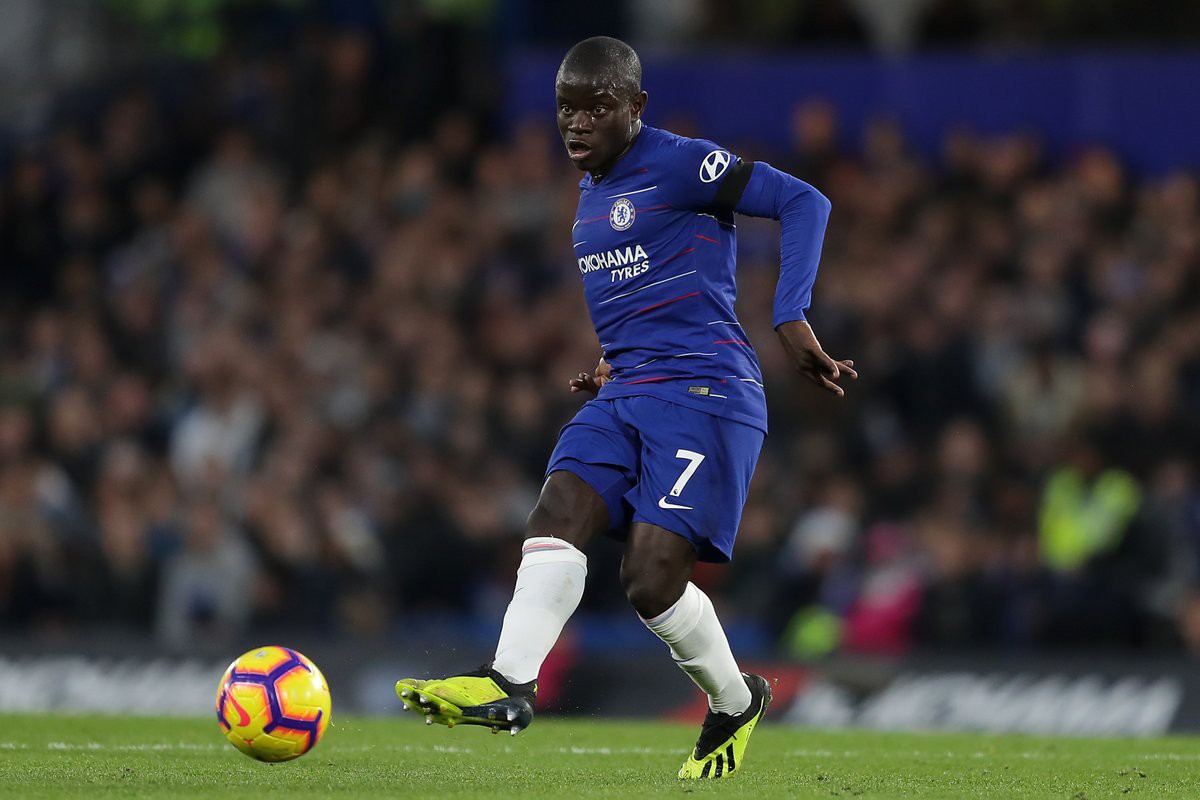 CĐV Chelsea và HLV Sarri choáng váng với màn trình diễn của Kante sau khi bị công kích - Ảnh 5.