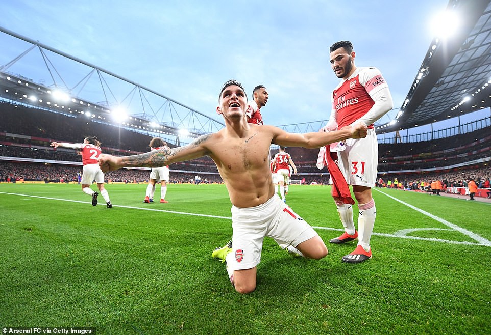 Arsenal ăn mừng ở derby bắc London và 5 điều rút ra từ tấm ảnh trong phòng thay đồ sân Emirates - Ảnh 2.