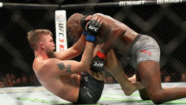 Alexander Gustafsson chấn thương hạ bộ tại UFC 232, nguyên do “tắt đài” bởi Jon Jones trong hiệp I