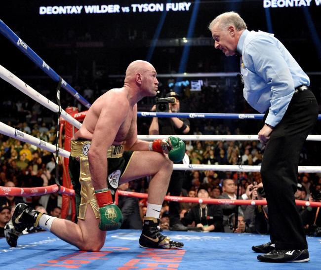 Trọng tài đã cứu Tyson Fury khỏi trận thua trước Deontay Wilder? - Ảnh 5.