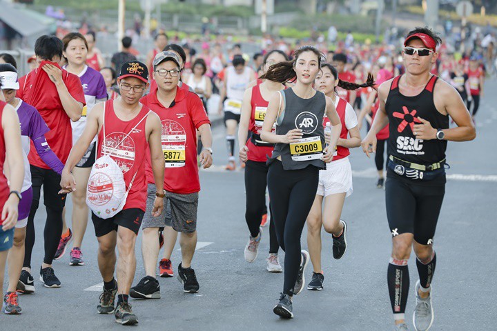 Diễm My 9X rạng rỡ khiến các runner liêu xiêu ở giải chạy marathon quốc tế TPHCM - Ảnh 2.
