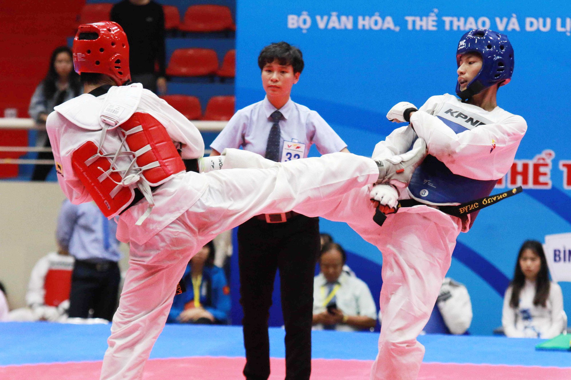 Taekwondo ĐH8: Hồ Thị Kim Ngân đại chiến Trương Thị Kim Tuyền nghẹt thở - Ảnh 4.