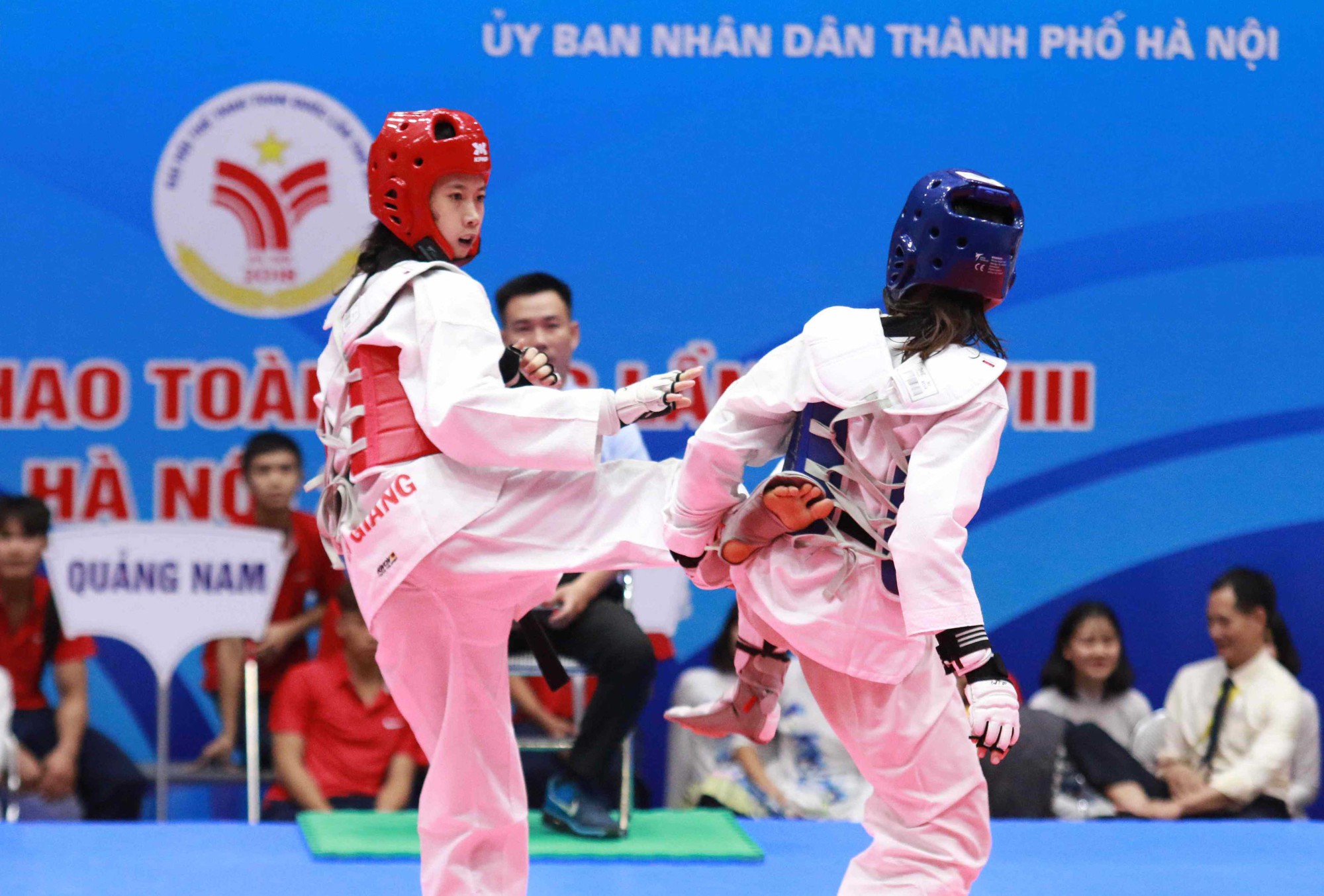 Taekwondo ĐH8: Hồ Thị Kim Ngân đại chiến Trương Thị Kim Tuyền nghẹt thở - Ảnh 2.