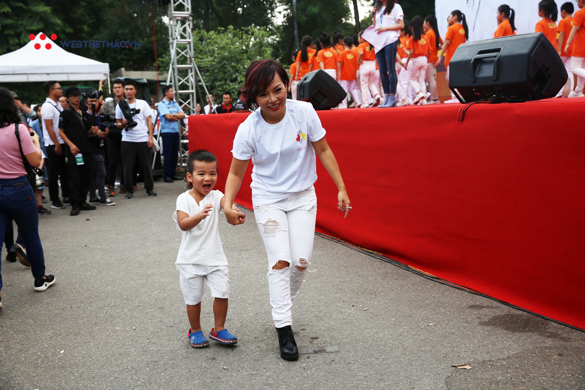 Ca sĩ Thái Thùy Linh, Đức Tuấn ‘quẩy’ nhiệt tình tại Chạy vì trẻ em Hà Nội 2018 - Ảnh 3.