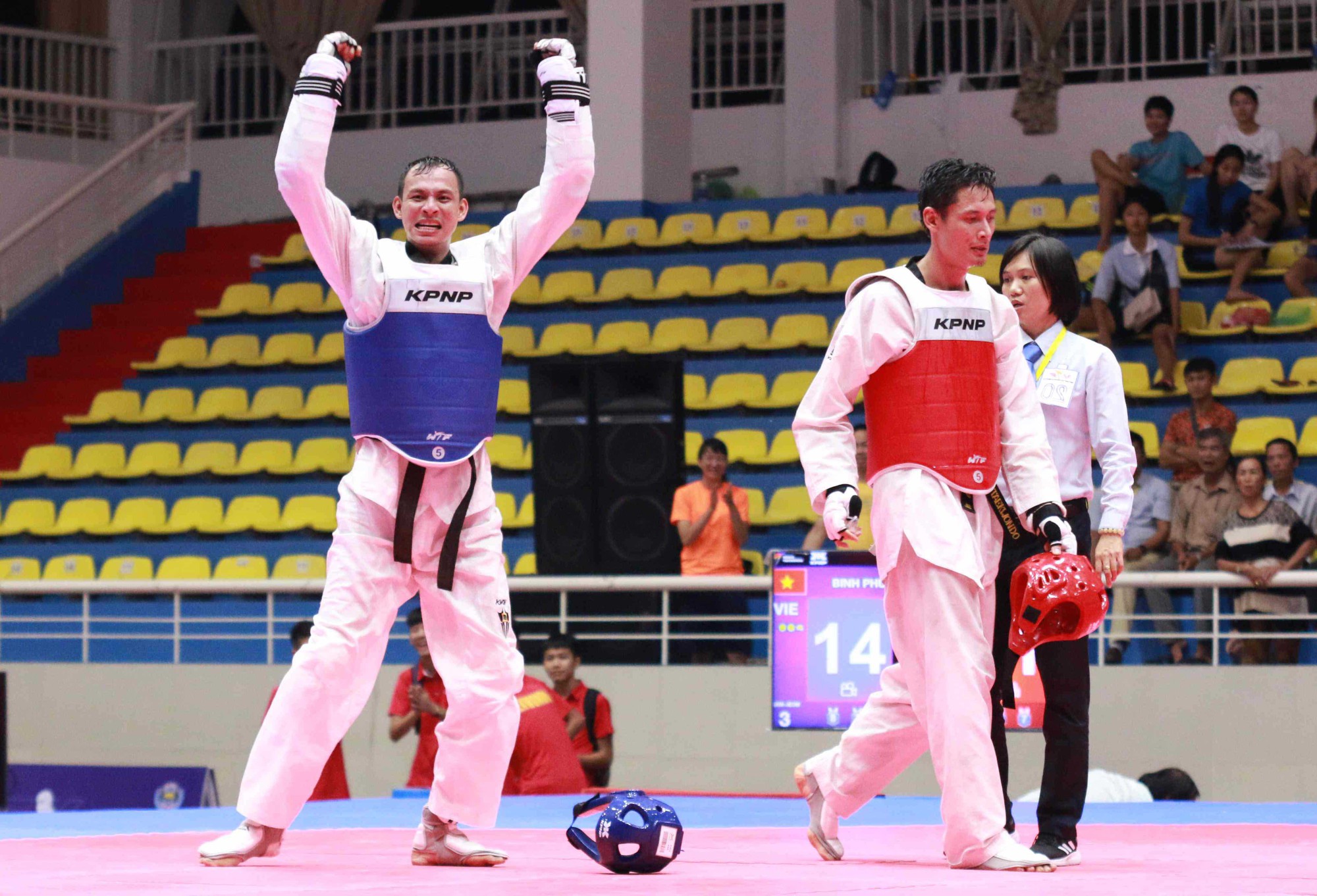 Taekwondo ĐH8: Hồ Thị Kim Ngân đại chiến Trương Thị Kim Tuyền nghẹt thở - Ảnh 3.