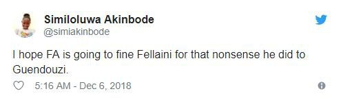 Fellaini nhận mưa gạch đá từ fan Arsenal sau pha giật tóc thô thiển với Guendouzi - Ảnh 4.