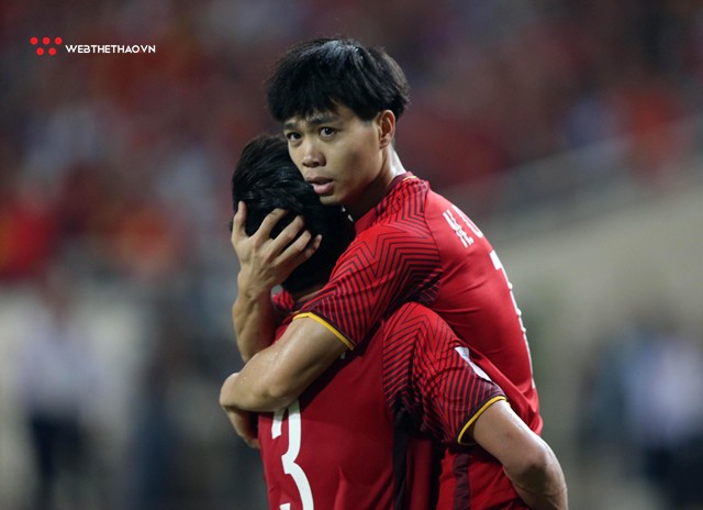 Chùm ảnh: Cảm xúc vỡ òa của các cầu thủ Việt Nam sau khi giành vé vào chung kết AFF Cup 2018 - Ảnh 4.