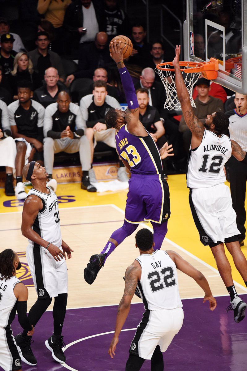 LeBron James bật chế độ huỷ diệt trong hiệp 4 để cứu sống Los Angeles Lakers trước San Antonio Spurs - Ảnh 1.