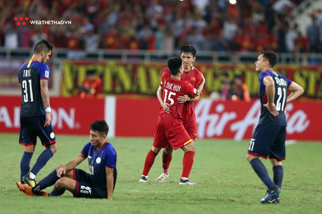 Chùm ảnh: Cảm xúc vỡ òa của các cầu thủ Việt Nam sau khi giành vé vào chung kết AFF Cup 2018 - Ảnh 8.