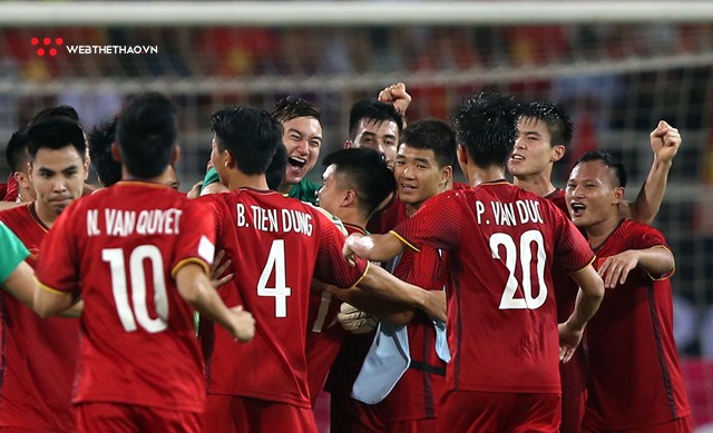 Chùm ảnh: Cảm xúc vỡ òa của các cầu thủ Việt Nam sau khi giành vé vào chung kết AFF Cup 2018 - Ảnh 6.