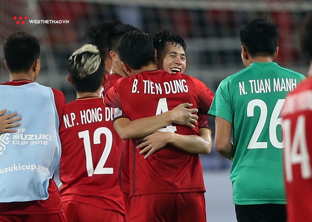 Chùm ảnh: Cảm xúc vỡ òa của các cầu thủ Việt Nam sau khi giành vé vào chung kết AFF Cup 2018 - Ảnh 7.