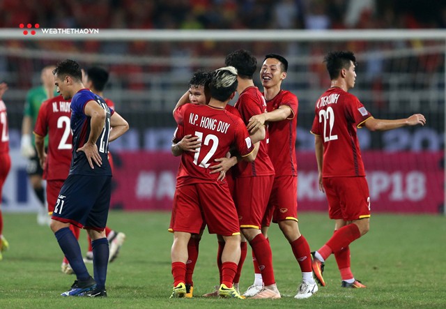 Chùm ảnh: Cảm xúc vỡ òa của các cầu thủ Việt Nam sau khi giành vé vào chung kết AFF Cup 2018 - Ảnh 5.