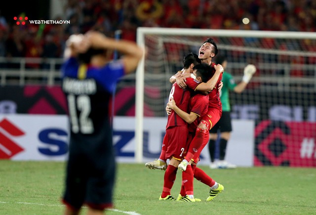 Chùm ảnh: Cảm xúc vỡ òa của các cầu thủ Việt Nam sau khi giành vé vào chung kết AFF Cup 2018 - Ảnh 9.